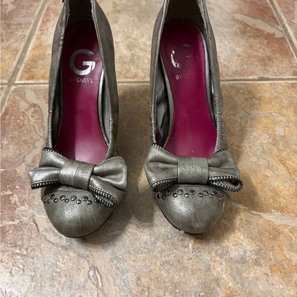 GUESS Vintage Women's Metallic Bow Heels